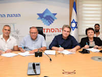 מימין: יהודית גריסרו, סמנ''כלית משאבי אנוש באל על, אבי אדרי, יו''ר עובדי התחבורה באל על, ארנון בר דוד, יו''ר ההסתדרות ושרון בן יצחק, יו''ר רוחבי מועצת עובדי אל על / צילום: דוברות ההסתדרות