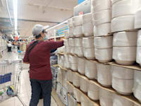 מחלקת חד''פ בסופר / צילום: תמר מצפי