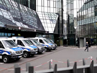 פשיטה של המשטרה על דויטשה בנק בפרנקפורט, 2018 / צילום: Associated Press, Michael Probst