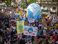 אלפים צעדו בתל אביב בדרישה מהמנהיגים בארץ ובעולם לנקוט צעדים להתמודד עם משבר האקלים, שישי / צילום: Associated Press, Ariel Schali