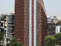 מגדל עסקים בסיאול, עטוף ב''דגל'' ברברי. גם במתחמים הישראלים יירשמו שיתופי פעולה עם מותגי יוקרה / צילום: צילום מסך מתוך אתר burberryplc.com