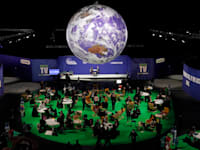 ועידת האקלים בגלזגו אמש. בישראל חברות רבות מצטרפות לבורסה, מקוות לעשות את השינוי הסביבתי המהפכני עליו מדברים כה רבות / צילום: Associated Press, Alberto Pezzali