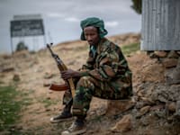 חייל בחזית העממית לשחרור תיגראי / צילום: Associated Press, Ben Curtis