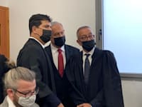נתניהו עם עורכי דינו (בועז בן צור ועמית חדד) בבית המשפט / צילום: ניצן שפיר