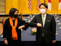 נציגת הסחר של ארה''ב קת'רין טאי בפגישה עם שר החוץ היפני יושימאסה הייאשי בפגישה היום / צילום: Associated Press, Franck Robichon/Pool Photo