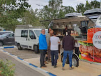 רשת פוד טראק'ס של רשת BBB בתחנות הדלק של דור אלון / צילום: אילן פנחס