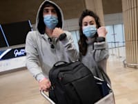 ישראלים ששבו מחו''ל עם צמיד אלקטרוני לפיקוח אחר מבודדים, במרץ האחרון / צילום: Associated Press, Sebastian Scheiner