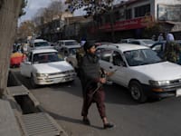 לוחם טליבאן בקאבול / צילום: Associated Press, Petros Giannakouris