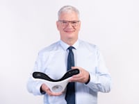 דניאל לישינסקי עם המכשיר שפיתח / צילום: שי וזדיאס הדס