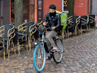 שליח של אובר איטס בבלגיה / צילום: Associated Press, Olivier Matthys