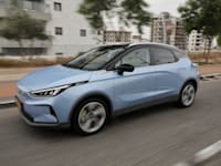 הקרוסאובר ה-Geometry C של GEELY / צילום: רונן טופלברג