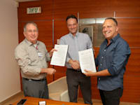 איתן קייט, רועי אטלס ודר' מיקי הלברטל מנהל בית החולים רמב''ם / צילום: ביה''ח רמב''ם