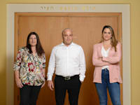 מימין: אושרה צרויה, יובל זוזט, מירב שניר. בעיריית אשקלון / צילום: איל יצהר