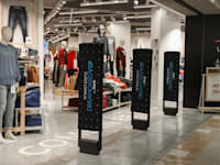 מבצעי כרטיסי האשראי בחנויות בדיזנגוף סנטר / צילום: כדיה לוי