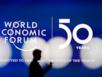 מוקדם יותר השנה הפורום הכלכלי העולמי ביטל כנס שאמור היה להיערך באוגוסט, ובתחילת 2021 נערך כנס וירטואלי במקום הכנס המסורתי / צילום: Associated Press, Markus Schreiber