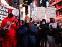 עובדי אמזון בסטטן איילנד מפגינים בטיימס סקוור בדרישה לזכויות התאגדות / צילום: Reuters, Ahmed Gaber