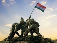 פסל של חיילים הודים עם דגל המדינה / צילום: Shutterstock, Anant Jadhav