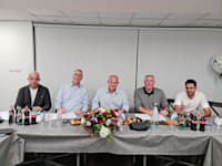 מימין לשמאל: דוד שרקא, סמנכ''ל תפעול קבוצת דניה, רונן גינזבורג, מנכ''ל קבוצת דניה, אריק שפיר, סיו״ר קבוצת לפידות קפיטל ויו''ר דירקטוריון קבוצת דניה, צביקה גיור, מנכ''ל ויו''ר ניופאן ושי דניאל, סמנכ''ל כספים, ניופאן / צילום: באדיבות דניה