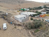 פקחי רמ''י בעת הגשת צווי הריסה / צילום: רמ''י