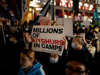 הפגנה מול שגרירות סין בלונדון, נובמבר 2021 / צילום: Associated Press, Matt Dunham