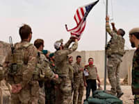 אחרי 20 שנה, חיילים אמריקאים מקפלים את דגל ארצות הברית במוצב באפגניסטן, מאי 2021 / צילום: Associated Press