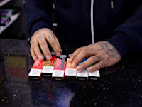 מכירת סיגריות אלקטרוניות / צילום: Associated Press, Marshall Ritzel