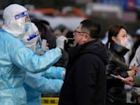 בדיקת קורונה בבייג'ינג, סין / צילום: Associated Press, Andy Wong