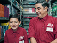 אמיר שורוש בקמפיין אלונית / צילום: צילום מסך