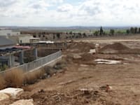 מתחם מגרשים למכירה בשכונת כרמית במיתר / צילום: איל יצהר