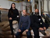 עמית גדסי, אבי אוחנה ולבנת אוחיון, קפה לנדוור / צילום: איל יצהר