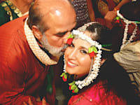 דורית בן שמואל, בעלת ''דורית צלמת בערבה'', ואביה / צילום: תמונה פרטית