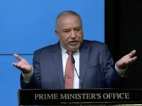 ליברמן מציג את התוכנית להקלת יוקר המחיה של משרד האוצר / צילום: מתוך עמוד הפייסבוק הרשמי של נפתלי בנט