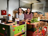 לירון ואיילת הררי, בעלות משק עגבניות שרי / צילום: איל יצהר