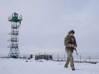 חייל אוקראיני בגבול אוקראינה-רוסיה, בתחילת החודש / צילום: Associated Press, Evgeniy Maloletka