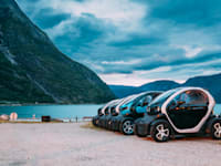 מכוניות חשמליות מדגם רנו Z.E בעיירה הנורבגית איידפיורד. נפוצות גם באזורי הספר / צילום: Shutterstock