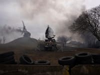 הפצצות חיל האויר הרוסי במריאופול אוקראינה / צילום: Associated Press, Evgeniy Maloletka