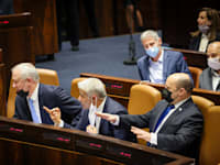 מנסים להרגיע את הרוחות: בנט, לפיד וגנץ השבוע בכנסת / צילום: נועם מושקוביץ, דוברות הכנסת