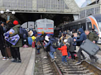 אנשים מחכים לרכבת בלביב כדי לעזוב את אוקראינה. לפי התחזיות והתמונה באירופה, אנחנו לקראת גל עלייה גדול מאוקראינה / צילום: Associated Press, Mykola Tys