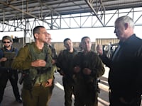 שר הביטחון בני גנץ והמטכ''ל אביב כוכבי בסיור בגזרת אוגדת עזה, היום / צילום: אריאל חרמוני, משרד הביטחון