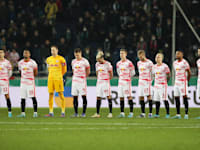 דקת דומיה כמחאה על הפלישה הרוסית לאוקראינה במשחק של הנובר נגד לייפציג אמש / צילום: Reuters, imago images/Picture Point LE