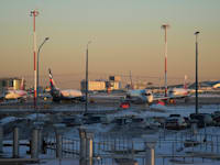 מטוסי אירופלוט בנמל התעופה הבינלאומי שרמטייבו, סמוך למוסקבה. לפי הערכות, שווי המטוסים הנמצאים ברוסיה כעת עומד על עשרה מיליארד דולר / צילום: Associated Press, Pavel Golovkin