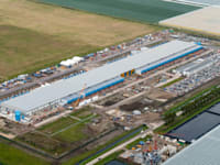 חוות שרתים בבנייה בהולנד. החזר של 30% בלבד בשנתיים / צילום: Shutterstock