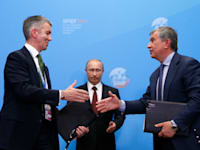 מנכ''ל רוסנפט איגור סצ'ין לוחץ את ידו של ראש הפעילות הרוסית של BP דיוויד קאמפבל / צילום: Reuters, Sergei Karpukhin