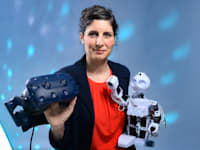 פרופ' שלי לוי צדק עם רובוט המיועד למשתקמים משבץ וכלי מציאות מדומה / צילום: דני מכליס - אוניברסיטת בן גוריון בנגב