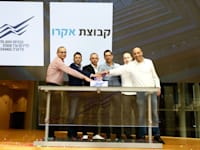 הנהלת קבוצת אקרו נדל''ן בפתיחת המסחר בבורסה / צילום: קובי וולף