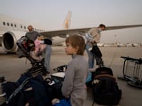 עולים חדשים שמגיעים מאוקראינה המופגזת / צילום: Associated Press, Maya Alleruzzo