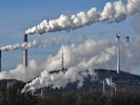 תחנת כח ובתי זיקוק בגרמניה. חברות האירופיות הריאליות הפועלות לצמצום הפליטות, צפויים להביא להתחממות גלובלית / צילום: Associated Press, Martin Meissner