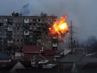 הפצצה רוסית במריופול. הדרך ליציאה מהמשבר דורשת דיון פתוח ושינוי מדיניות להגנת החירות / צילום: Associated Press, Evgeniy Maloletka