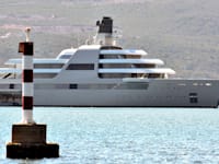 היאכטה של רומן אברמוביץ'. האם אוליגרכים יוכלו לפעול מישראל על אף משטר הסנקציות? / צילום: Associated Press, Risto Bozovic