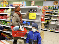 סופרמרקט במוסקבה. מחסור חמור במוצרי יסוד / צילום: Shutterstock, Sergey Bezgodov